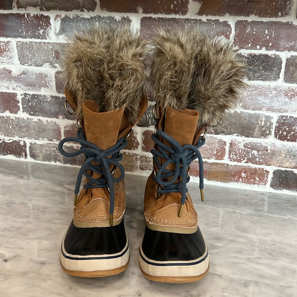 Sorel Joan of Artic Boots
Style: 1708791
Color: Elk, Dark Mountain
Size: 6.5